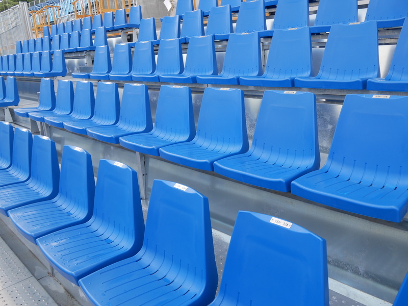 樹脂の椅子は東京ドームのほか、熊本や岩手県北上市のスタジアムで使用されていたものを流用した