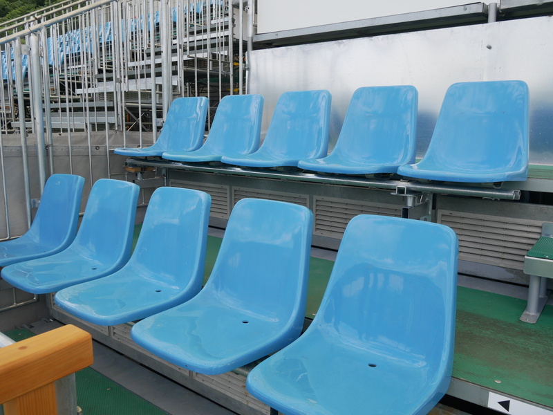 樹脂の椅子は東京ドームのほか、熊本や岩手県北上市のスタジアムで使用されていたものを流用した