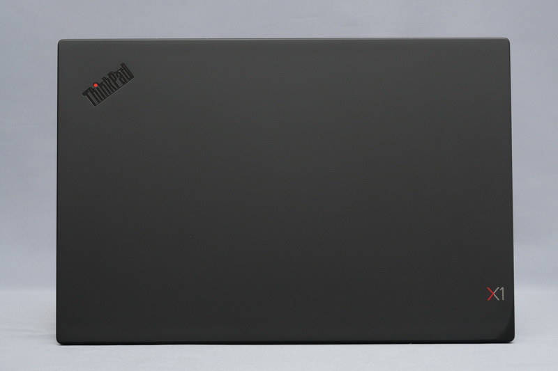 天板。従来同様のフラットな天板は、カーボン素材を採用し軽さを剛性を両立。2018年モデルから採用されているX1ロゴもある