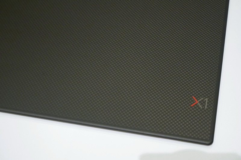 4Kディスプレイ搭載モデルでは、特殊な半透明塗料を採用しカーボンの織り目がそのまま見える特徴的な天板を採用