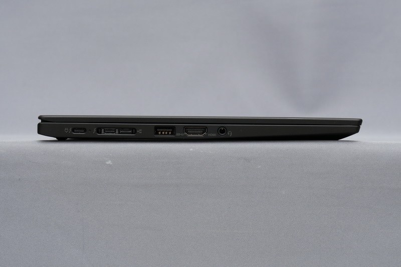 左側面。高さは14.95mmと従来モデルから1mmの薄型化を実現