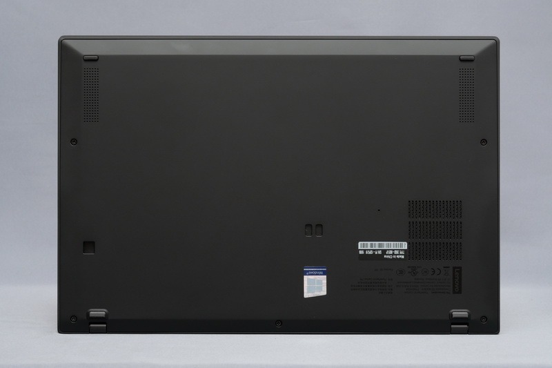 底面。フットプリントは323×217mmmm(幅×奥行き)と、従来モデルとほぼ同じ