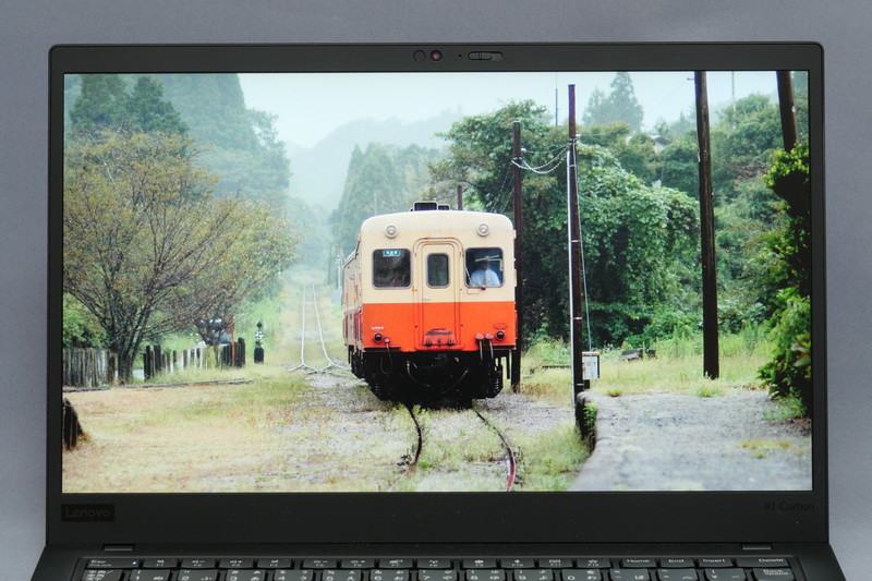 試用機ではWQHD表示対応パネルを搭載。非光沢液晶で外光の映り込みがほとんど感じられず、発色も鮮やかで表示品質はかなり優れる印象だ