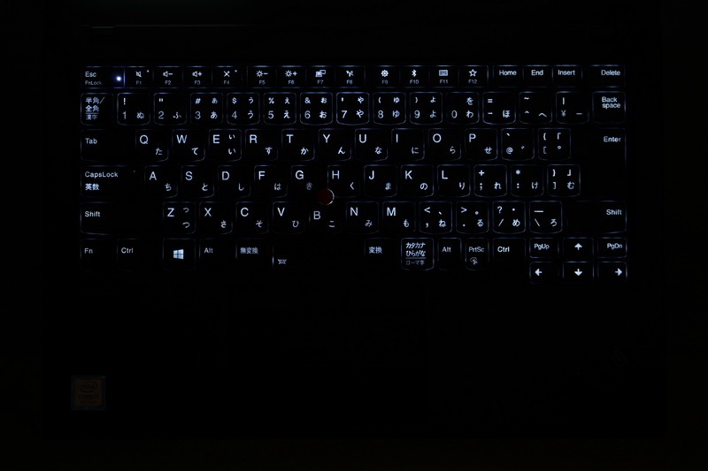 キーボードバックライトも搭載しているため、暗い場所でのタイピングも快適だ