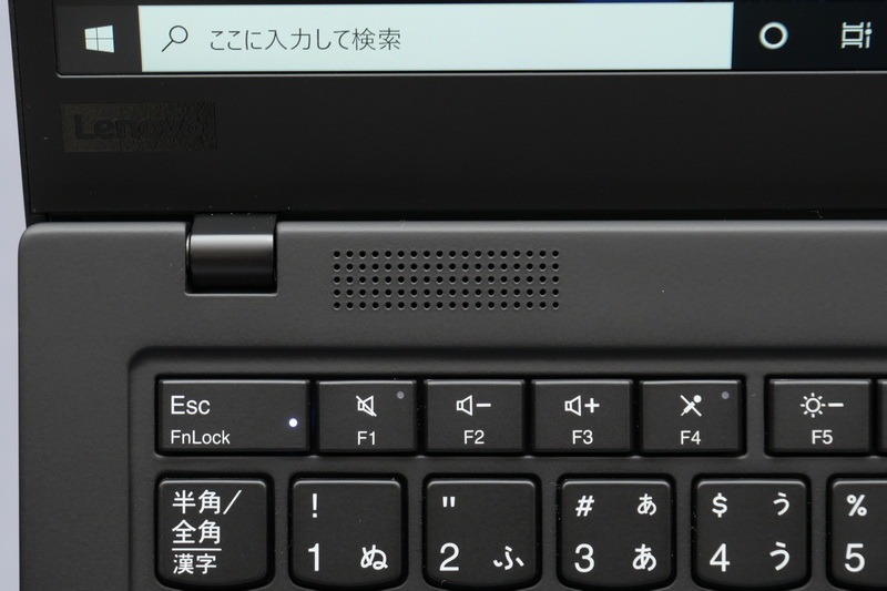 キーボード奥には高音域のスピーカーを左右に2つ搭載