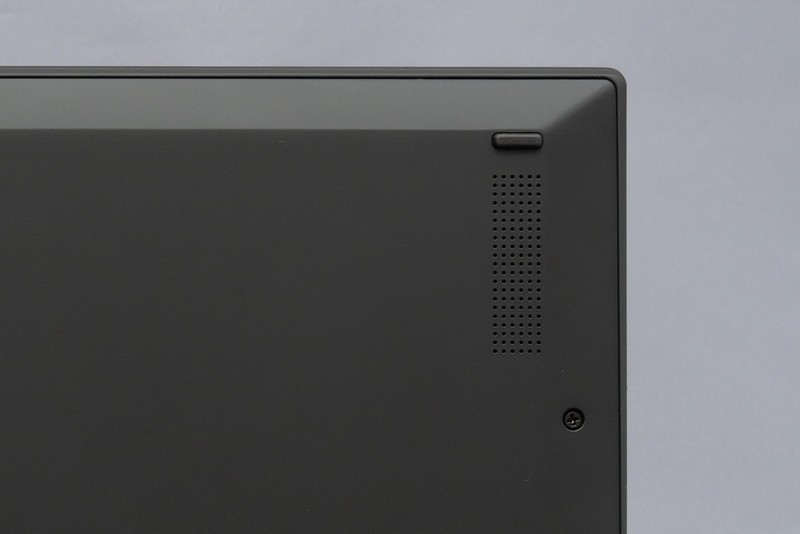 底面には低音域スピーカーを左右に2つ搭載。4スピーカーで大音量かつ優れた音質を実現。Dolby Atmosスピーカーシステムもサポートし、モバイルノートとは思えない高音質サウンドを実現している