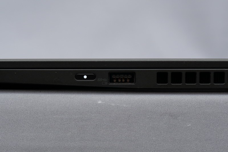 右側面には、USB 3.0×1を用意。また、電源ボタンもこちらに配置されている