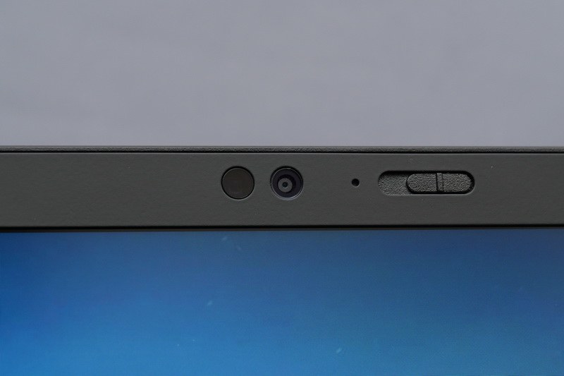 ディスプレイ上部中央にはWebカメラまたはWindows Hello対応の顔認証カメラを搭載