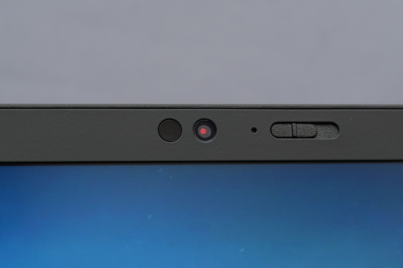 2019年モデルより、顔認証カメラにもカメラを物理的に覆える「Think Shutter」が搭載されるようになった