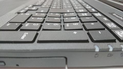 biz】NEC、スタイリッシュになってWeb会議にも向く13.3型モバイル - PC