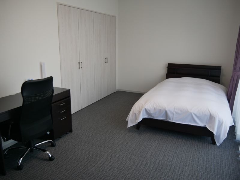 誠意館のVIPルーム。役員や本部長以上の役職者、鴻海グルーブの出張者、取引先の社員などが入居したり、臨時宿泊ができる。洗濯機や冷蔵庫も設置されている