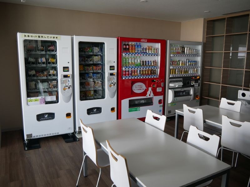 自動販売機もあり、アルコール類も購入できる