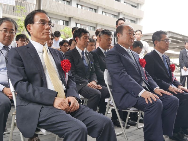 開所式に参列する関係者(手前がシャープの戴会長兼社長)