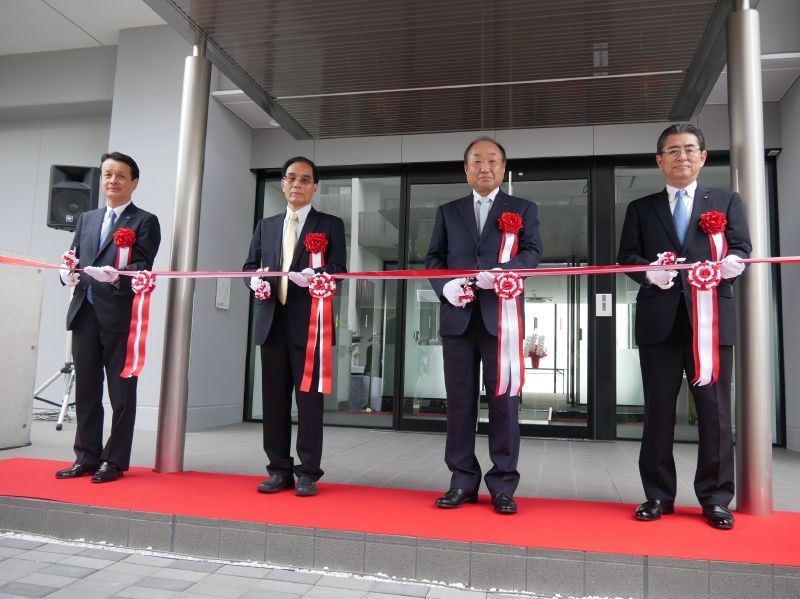 テープカットを行なう(左から)清水建設の池田耕二副社長、シャープの戴正呉会長兼社長、シャープの野村勝明副社長、清水建設の末永俊英執行役員