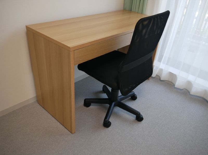 小さな机が置かれている。誠意館と同じものを使用