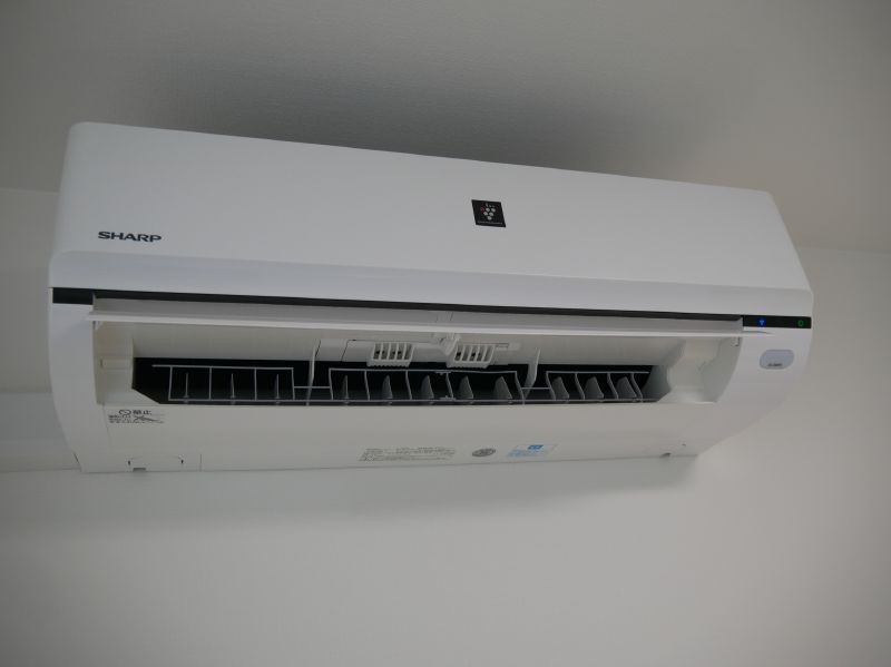 エアコンはシャープ製。高濃度プラズマクラスターイオンを搭載