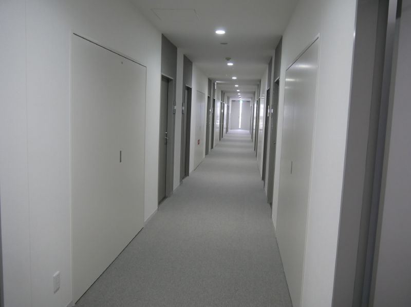 廊下の左右に部屋がある