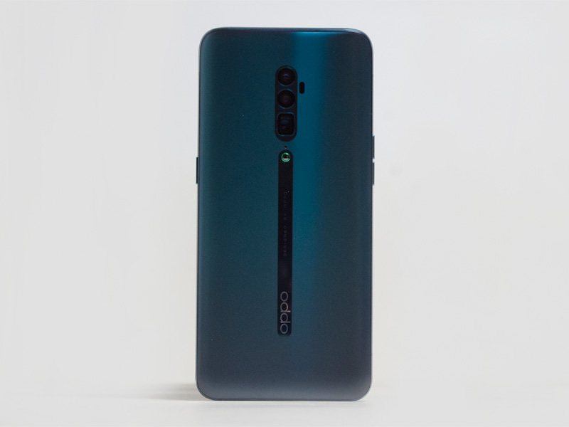 背面。綺麗なオーシャングリーン。縦にレンズが三つ並ぶ。上から標準、広角、望遠