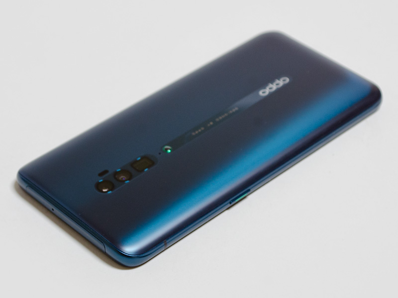 右/上。右側面に電源ボタン、上側面は何もない