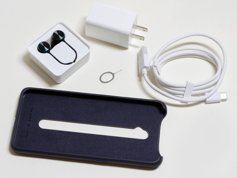 付属品。イヤホン(Type-C接続)、イジェクトピン、USBケーブル、ハードケース、USB式ACアダプタ(サイズ約5.2×3.2×3.2cm/プラグ含まず、重量71g、出力5V2A/5V4A)