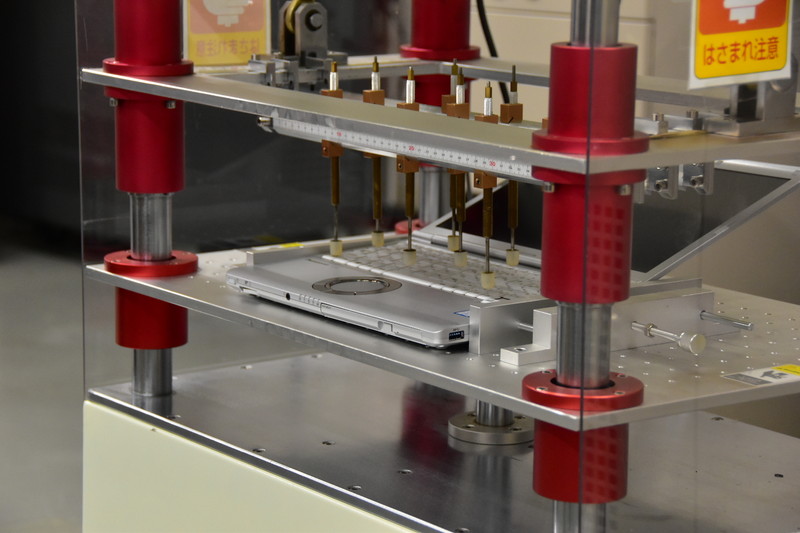 キーボードの打鍵もロボットがテスト