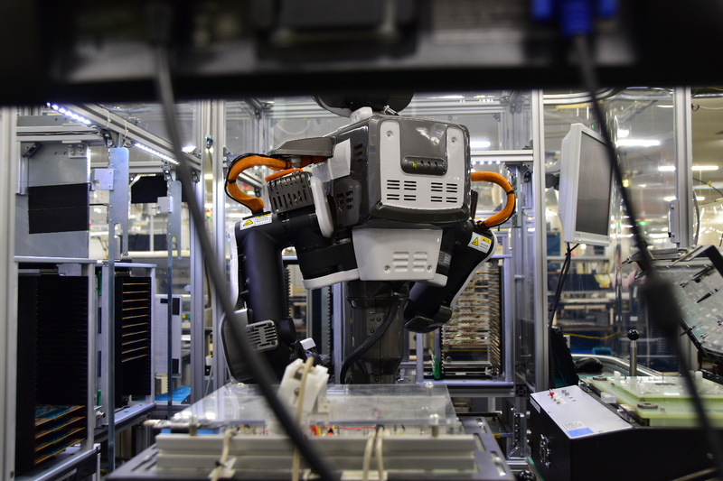 カメラというまなざしを持つロボットの振る舞いは、かつての人間による手作業を彷彿とさせる。現場で人間と共存し、人間に危害を与えず、邪魔をしないことも視野に入れてプログラミングされている。そのロボットを教育するノウハウも同社の強みだ。