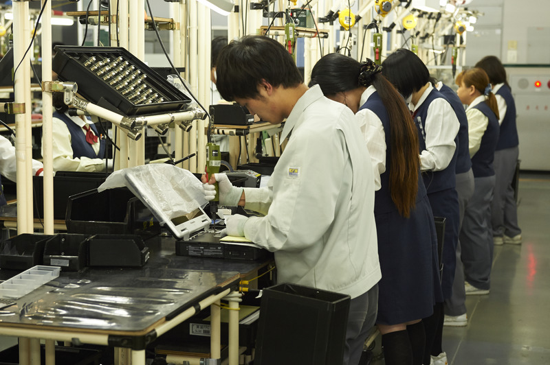 組立工程には、まだ人間による匠の技が必須。完全無人化は今後の課題だ(写真は同社提供による資料)