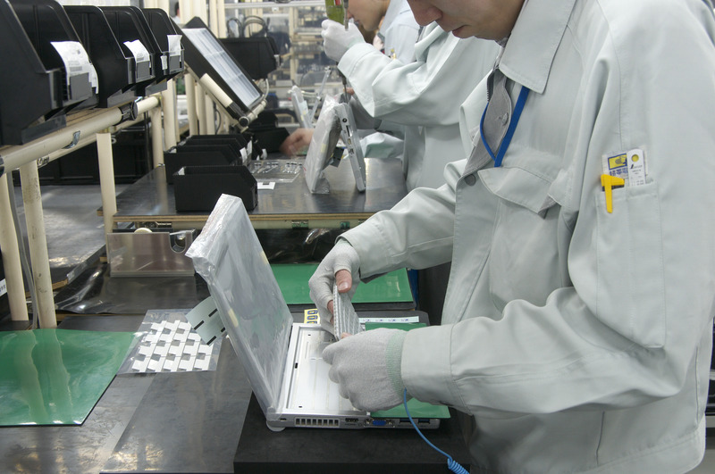 組立工程には、まだ人間による匠の技が必須。完全無人化は今後の課題だ(写真は同社提供による資料)