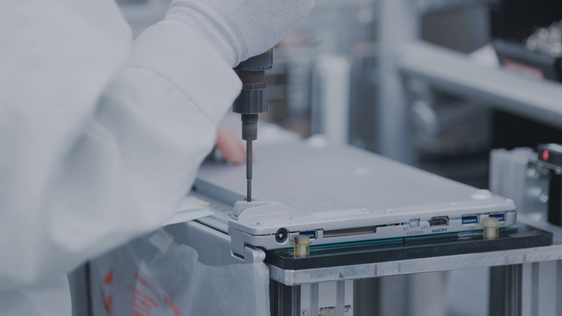 組立工程には、まだ人間による匠の技が必須。完全無人化は今後の課題だ(写真は同社提供による資料)