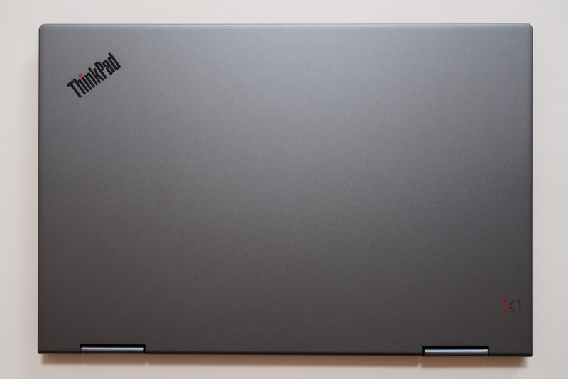 本体天面(下がヒンジ部)。ThinkPadロゴの赤丸は電源オン時に点灯する