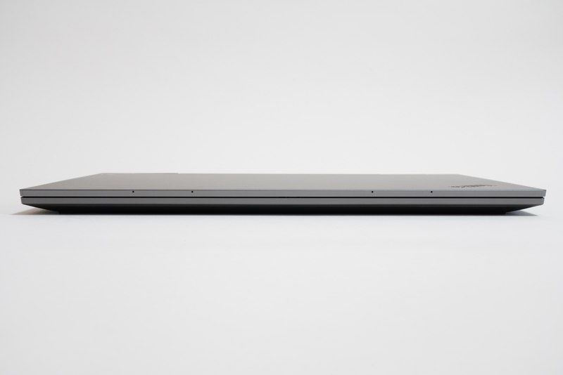 本体前面。360度全方向の集音性能を実現するため4つのマイクが内蔵されている。マイクは従来比2倍の感度の部品が採用されている