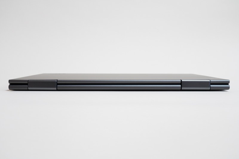 本体背面。WWAN搭載モデルには背面やや右寄りにNano SIMカードトレイが用意される。Micro SIMカードスロットは廃止された