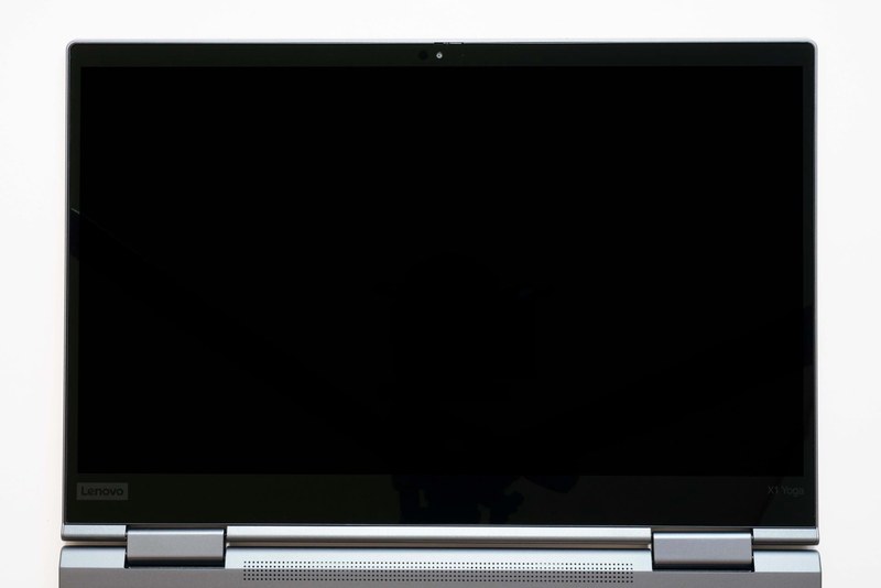 ディスプレイ面。ディスプレイ上部にはWebカメラ(720p)と顔認証センサー(IRカメラ)が内蔵されている(顔認証センサーは対応モデルのみ)