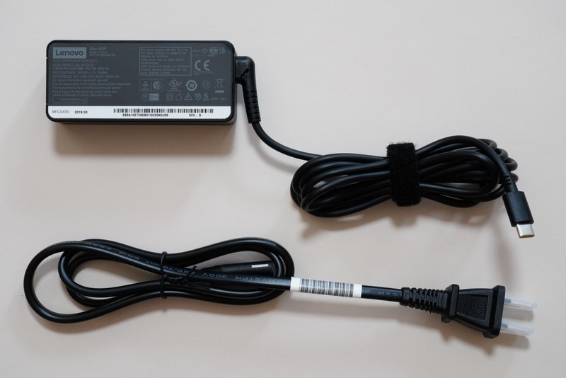 これは同梱される「45W ACアダプター - ブラック(USB Type-C)」。ACアダプタのケーブル長は実測約180cm、電源ケーブルは実測約90cm