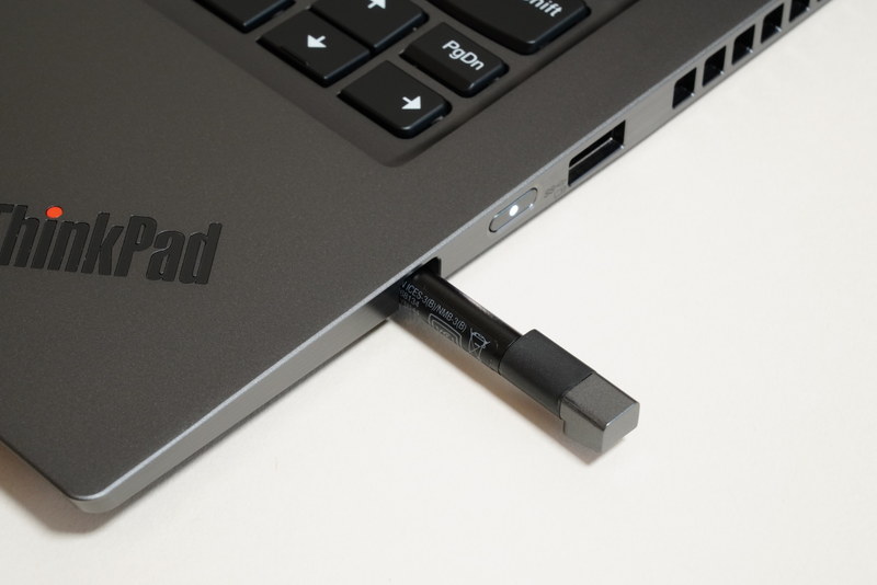 ThinkPad Pen Pro-6は右側面から引き出して使用する