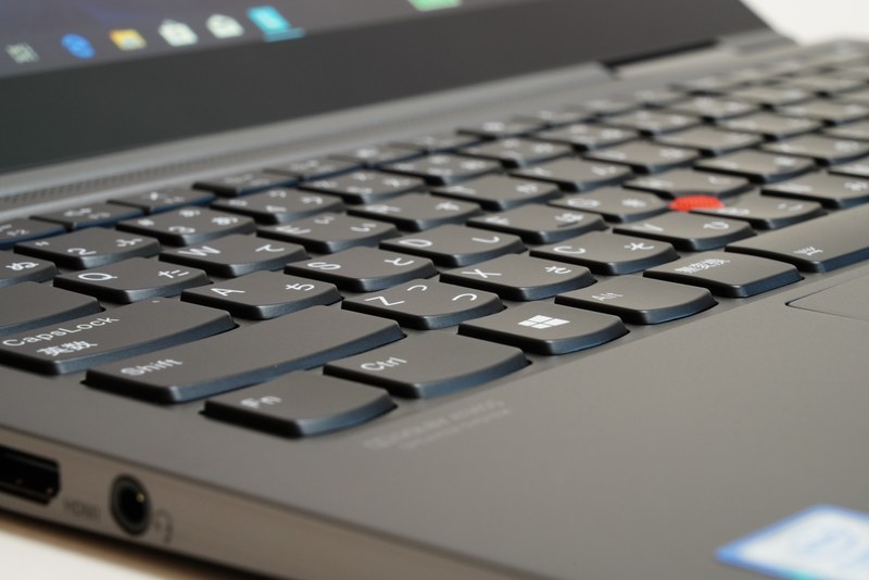 Yoga(2019)はキートップが沈み込む機構は廃止されている。キーストローク自体は2018年モデルと変更はないようだが、わずかに反発力が強められ、打鍵音が抑えられているようだ