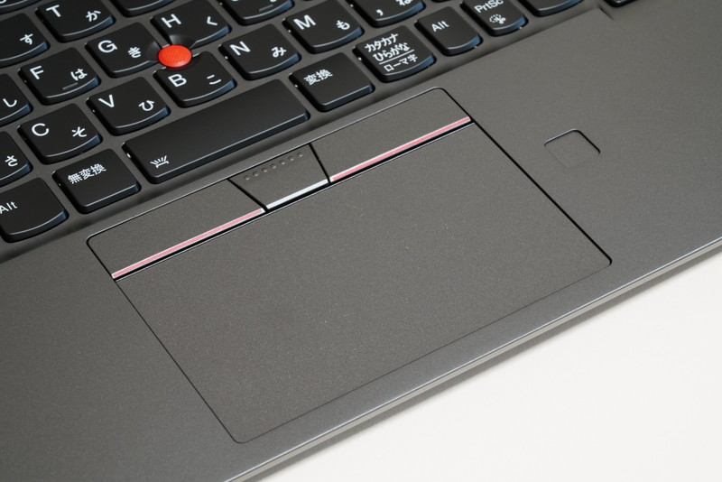 クリックボタン、トラックパッドのクリック感にはほとんど変化はない。しかしコーティングが変わっているのか、摩擦感の少ないすべすべした感触になっている
