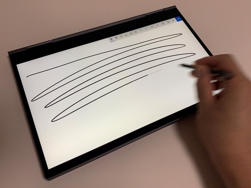 この写真では、ペン先をすばやく走らせたときに描線がかなり遅れているように写っているが、肉眼ではせいぜい1cm程度の遅延に見える