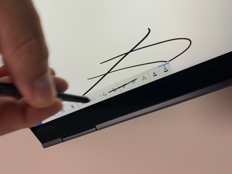 機能アイコンの上にペン先を走らせると、描線が一瞬表示される。CPUを介さずに直接画面に描画している証拠だ