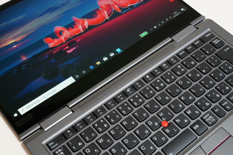 ツイーターはキーボード奥の特等席に配置されている