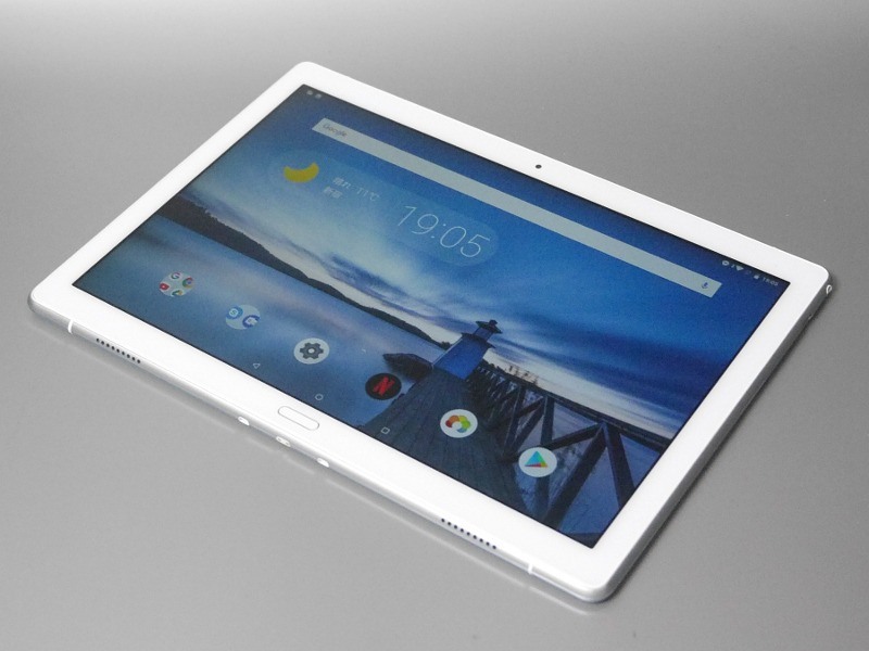 横向き前提のデザインだが、上下ベゼルの幅がほぼ等しいので縦向きでの利用も違和感はない。下部にタッチセンサーを備える