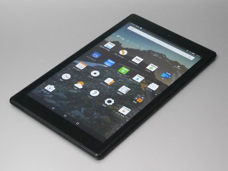 カメラ位置だけ見ると縦向き前提のデザインだが、指紋認証に対応せず前面にセンサー部がないので、縦横はあまり気にせず利用できる