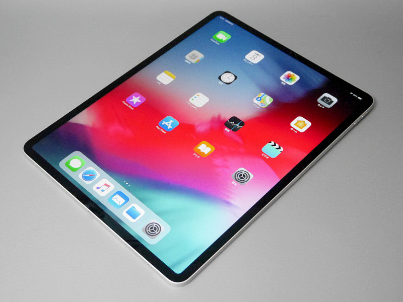 指紋認証はなく顔認証を搭載。ベゼル幅は上下左右ともに均等で、縦横を問わず利用できる