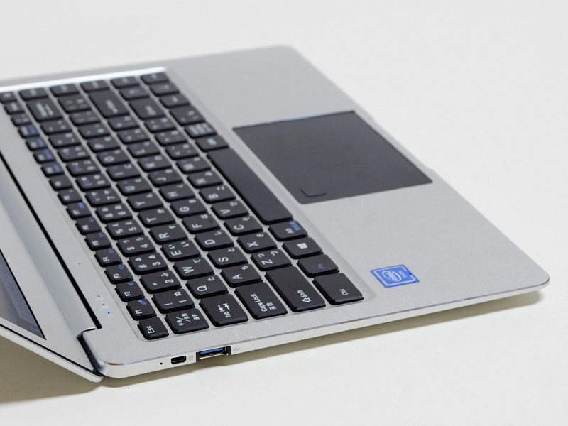 左側面。Power/充電LED、Micro HDMI、USB 3.0。パネルの角度はこれが最大