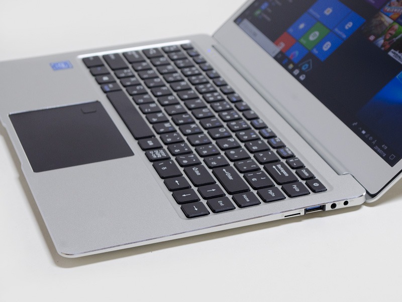 右側面。電源入力、音声入出力、USB 3.0、microSDカードスロット