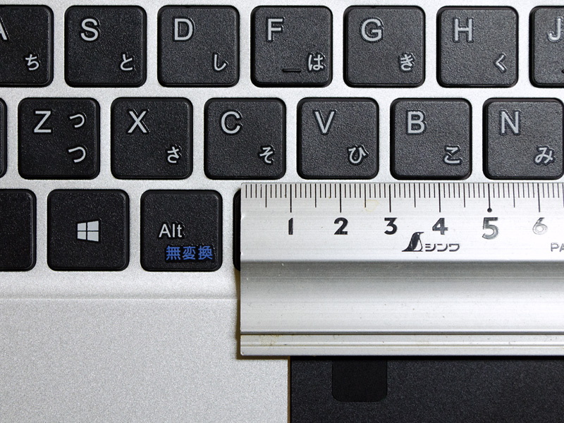 キーピッチは実測で19mm。キーピッチやストローク、たわみなどは問題ないものの、[&yen;ろ]が右下にあったり、[PgUp]、[PgDn]、[Home]、[End]が[Enter]キーの外側にあったり少し特殊