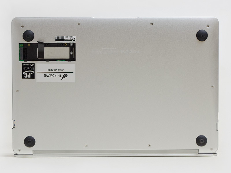 底面。M.2 SSDの増設が可能