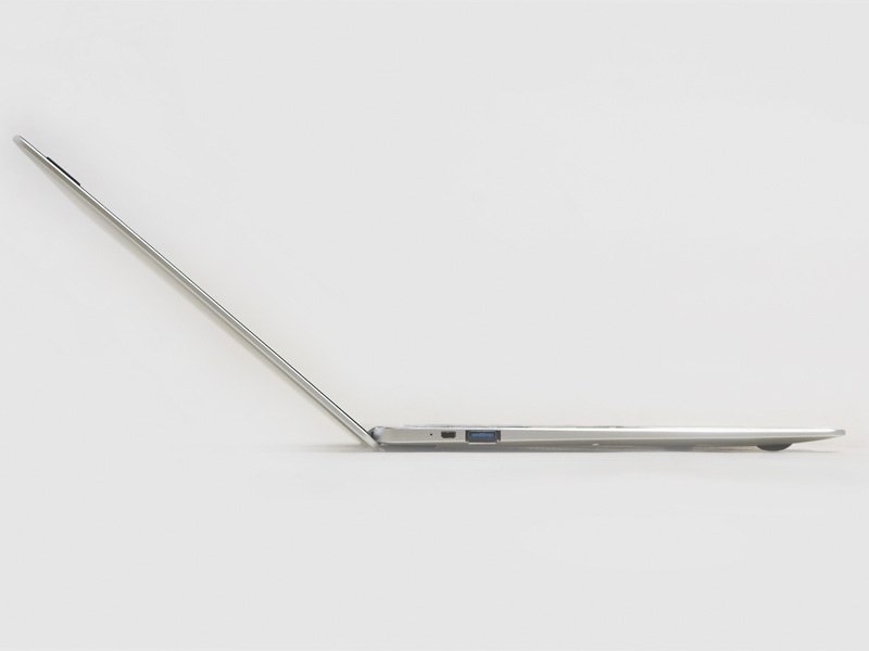 横から。価格のわりにスリム