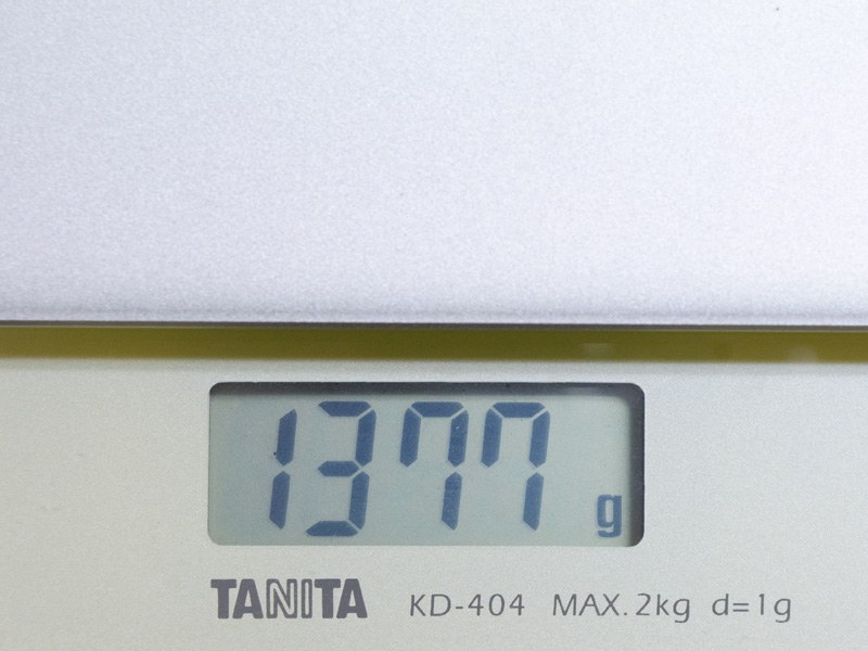 重量は実測で1,377gとほぼスペックどおり