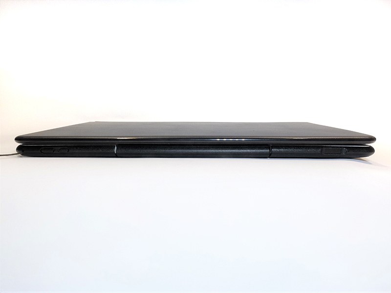 上面には音量スイッチと指紋認証センサー内蔵の電源スイッチを装備。音量スイッチはちょっと固め